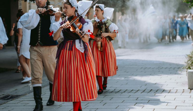 TRNAVA BUDE TRI DNI NOSIŤ VYŠÍVANÉ RUKÁVCE